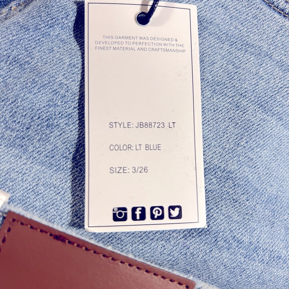 Judy Blue Denim Jeans with Star Pocket Detail- The Justice Mid-Rise Americana - Picture 3 of 5